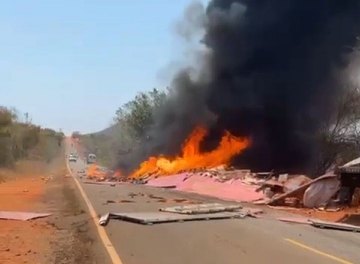 Carreta capotou e pegou fogo na BA- 617 em Caculé — imagem 2
